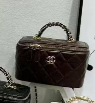 Chanel
19*12*9 cm
With box
🎁🎁🎁
95 dhs🪙🌨️
Zain17
♥️♥️♥️
