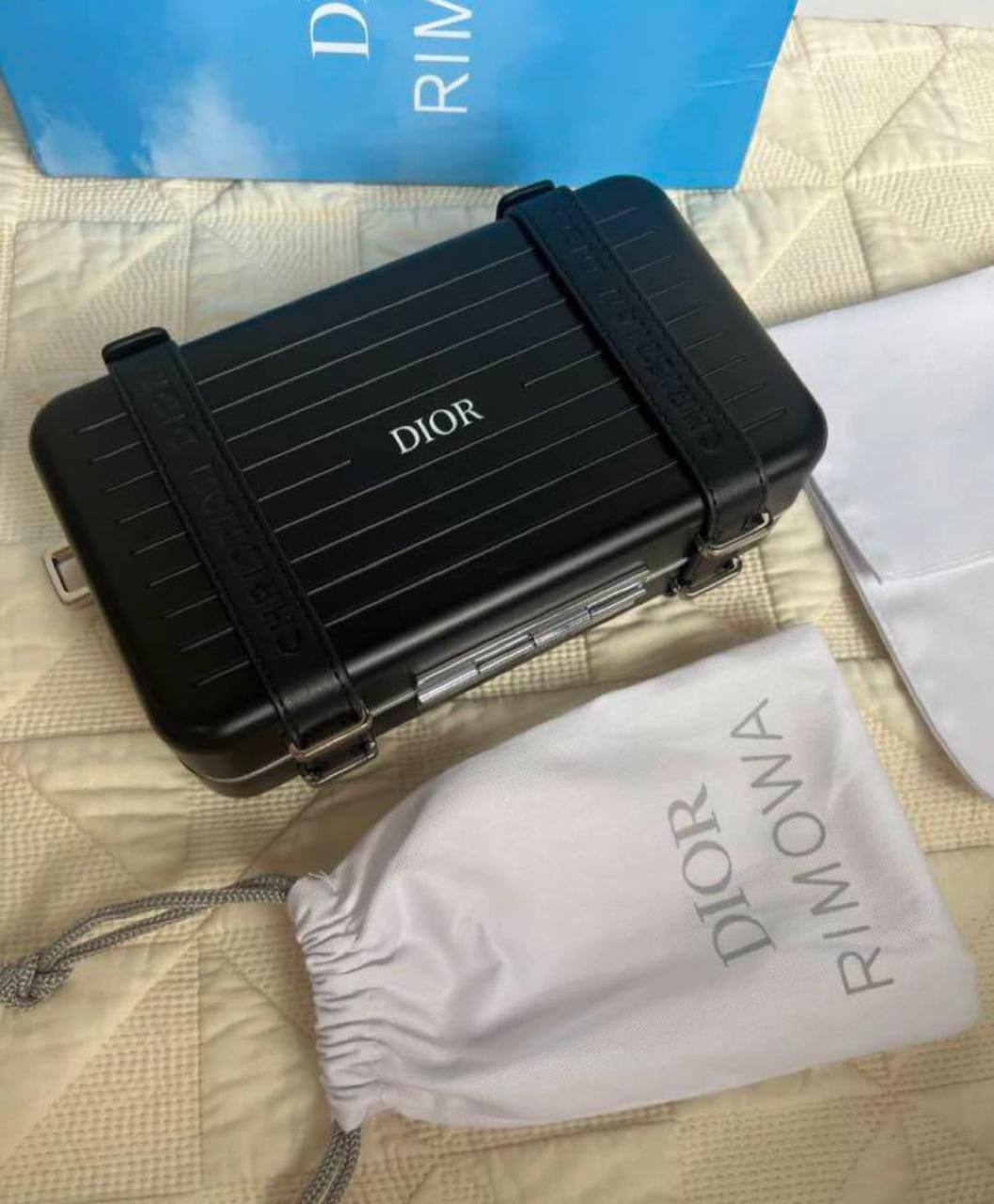 RIMOWA
300 dhs🪙🌨️
#with box🩷💁♂️
🎁🎁🎁
Zain228
♥️♥️♥️