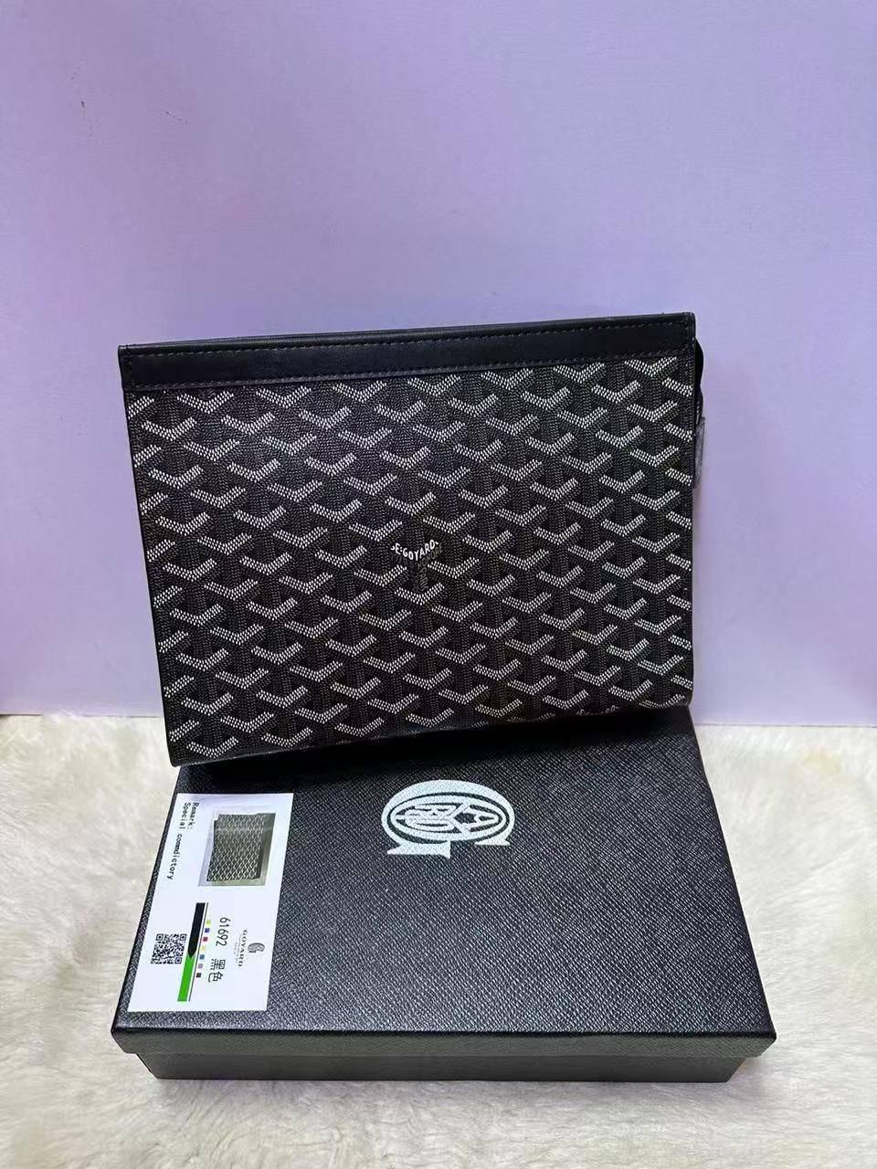 💖 Brand Clutch
1️⃣ First quality +🎁
Size : 28 * 18.5 cm
60 dhs🌺
with box 🎁
Zain115
♥️♥️♥️