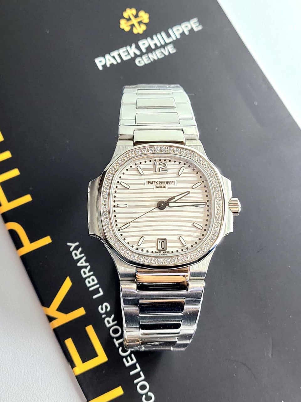 PATEK PHILIPPE
NAUTILUS SILVER DAIL WHITE WITH STONE BEZEL
Number model: 7118/1200A-010
Swiss movement 🇨🇭
Water resistant 💧
Sapphire crystal
Super Master quality
With Original Box 📦🛍️
For Price 👇 WhatsApp✅
0568585901
0507557372
0552275751 Owner