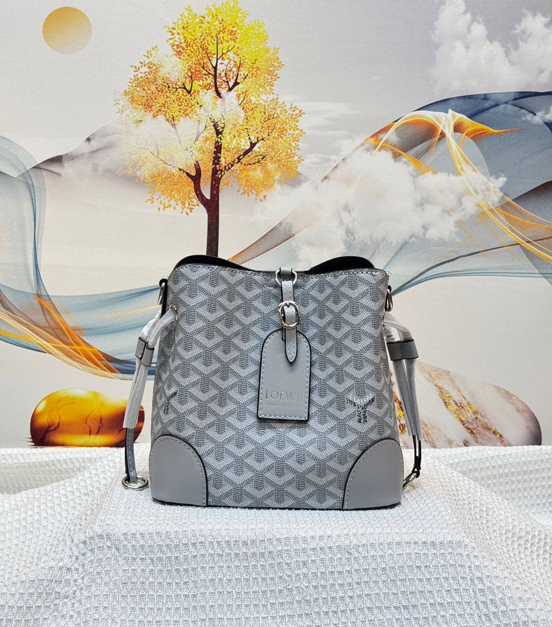 GOYARD
BEST QUALITY WITH BOX’S
110 dhs✅
size 21CM
Zain290
♥️♥️♥️