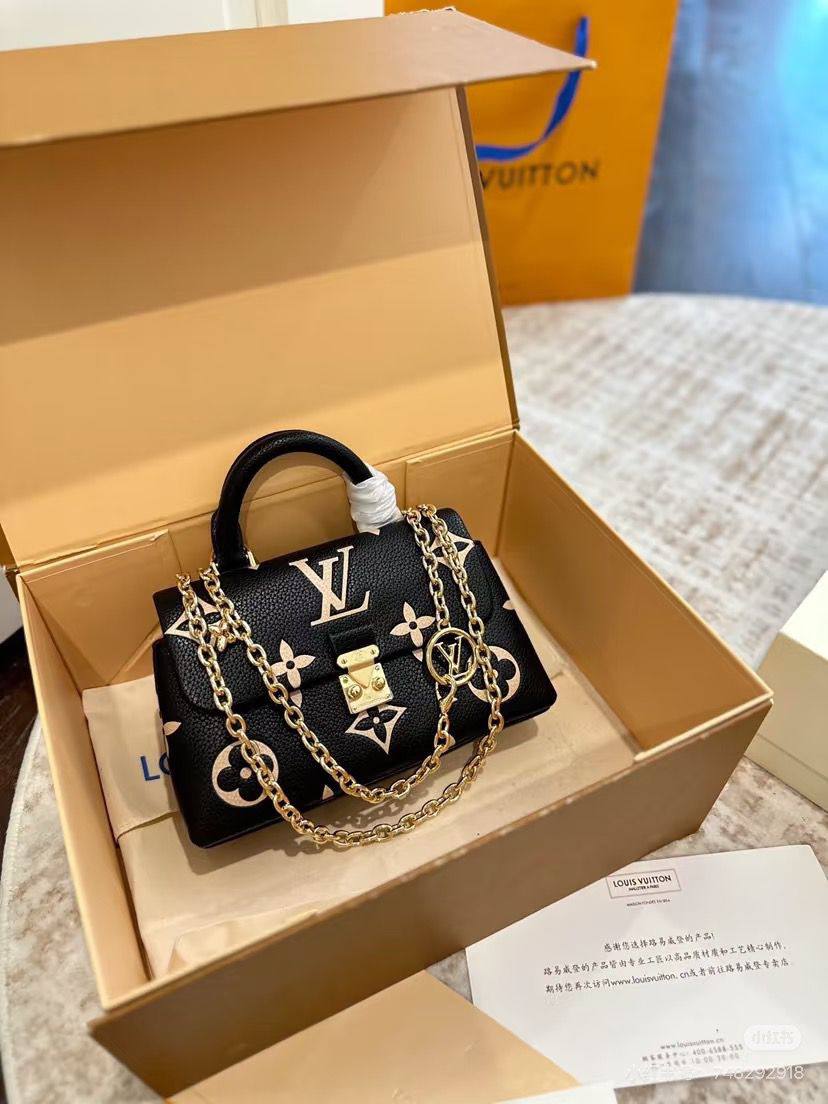 LV
With box
🎁🎁🎁
size:21×11cm
95 dhs🪙🌨️
Zain114
♥️♥️♥️