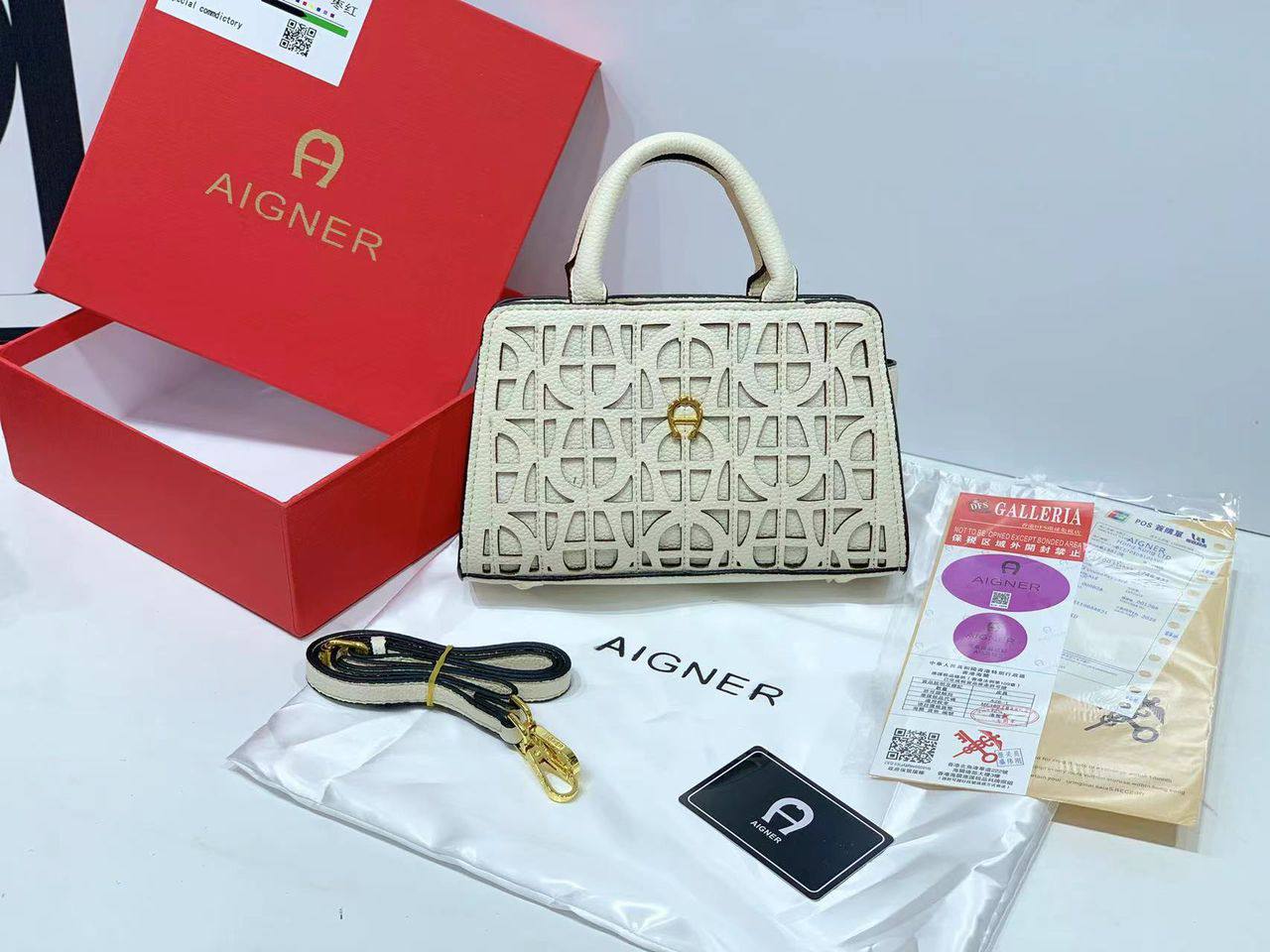 Aigner
115 dhs❤️
SIZE:22CM
Good quality
with box
🎁🎁🎁
Zain35
♥️♥️♥️