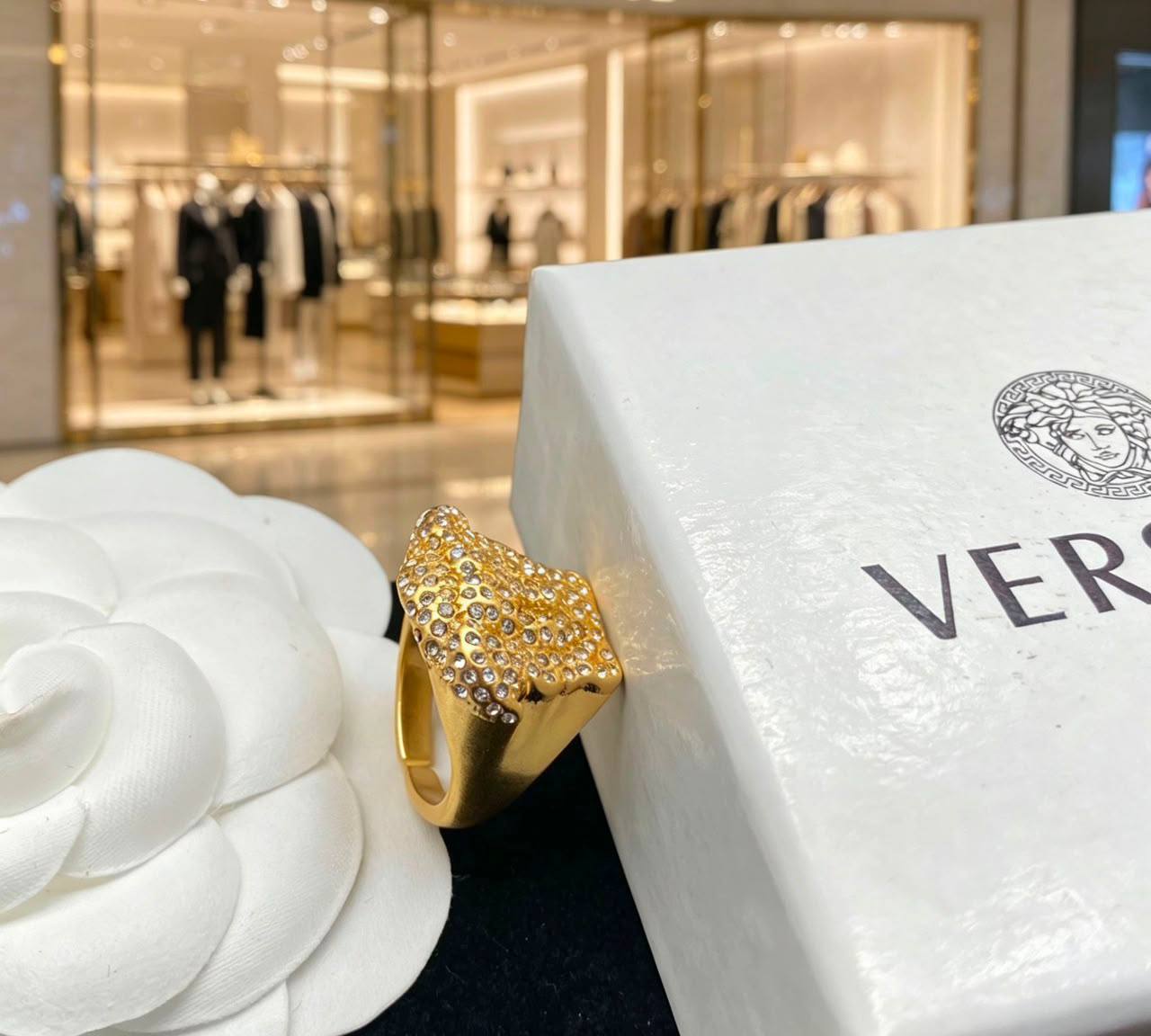 VERSACE ❤️🔥*
Ring 💍
Free size 💥
Master quality 💯
With normal boxes 🗃️
45 dhs💓
Zain216
♥️♥️♥️