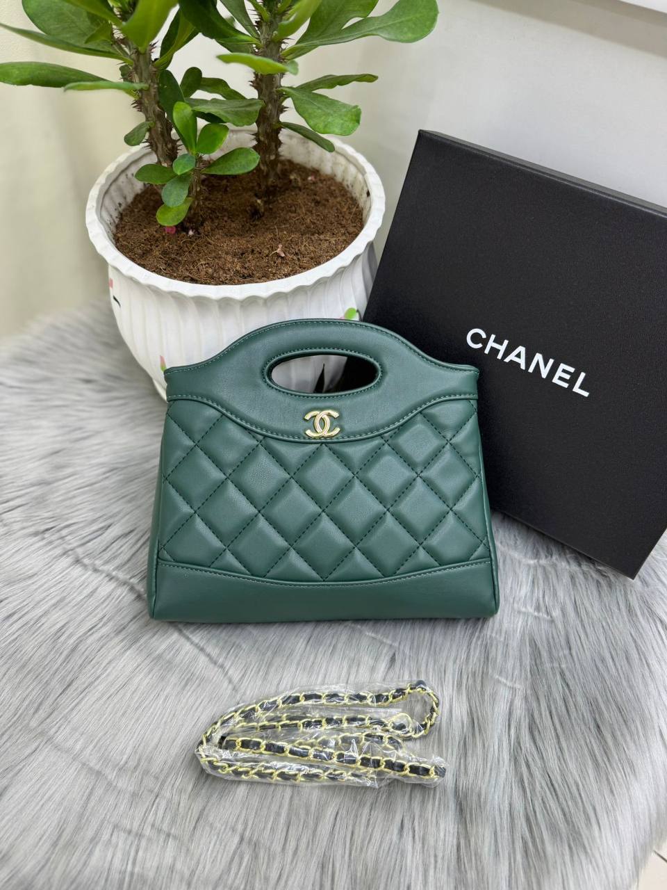 🥇LV Capucenis
1️⃣ First quality +🎁
Size : 25 * 17 cm
100 dhs✅
with box🎁
Zain115
♥️♥️♥️