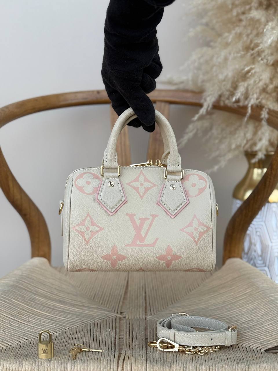 LV
20cm
350 dhs🇦🇪
Top quality
With box🎁
Zain167
♥️♥️♥️
