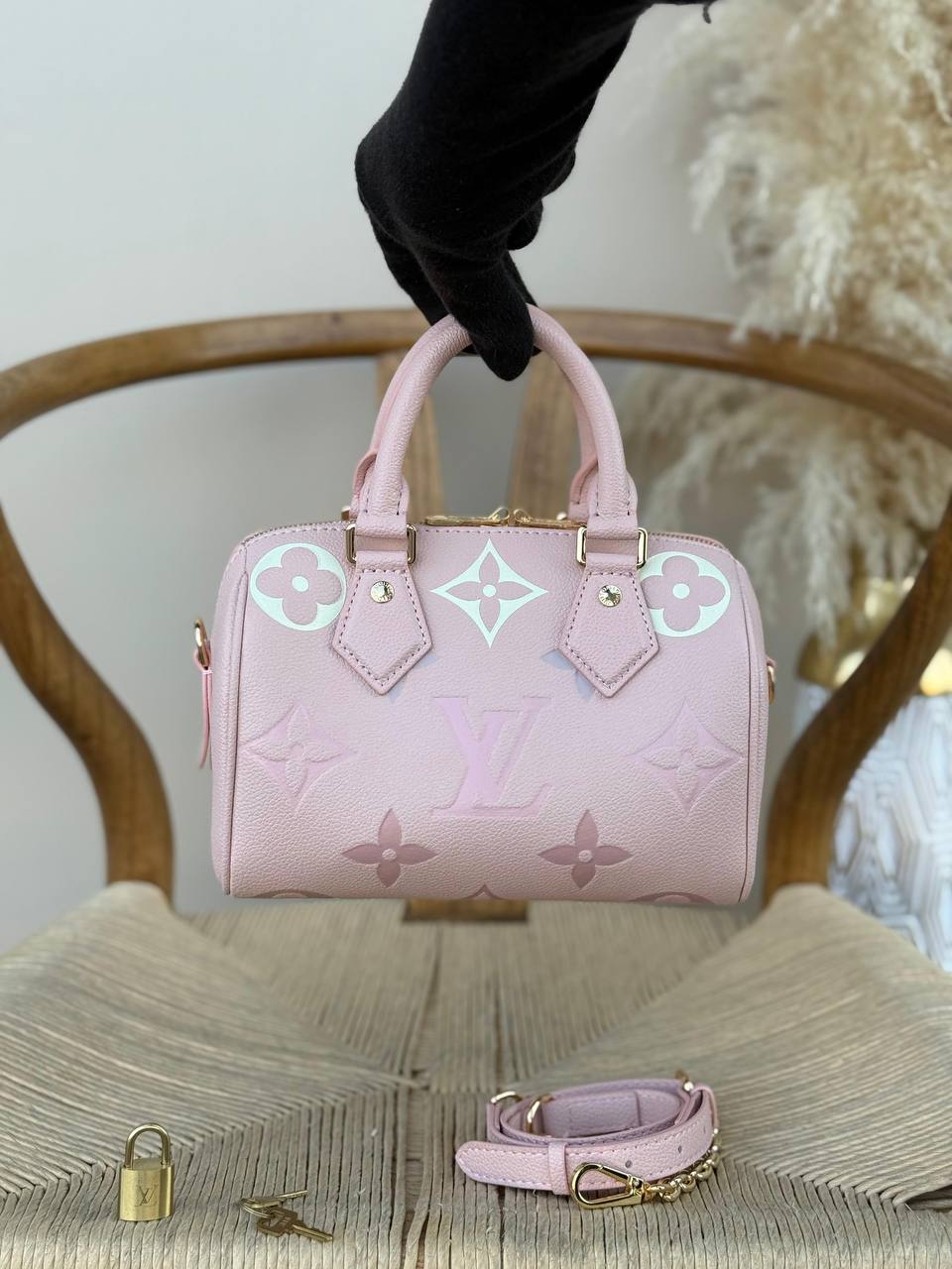 LV
20cm
350 dhs✅
Top quality
With box🎁
Zain167
♥️♥️♥️