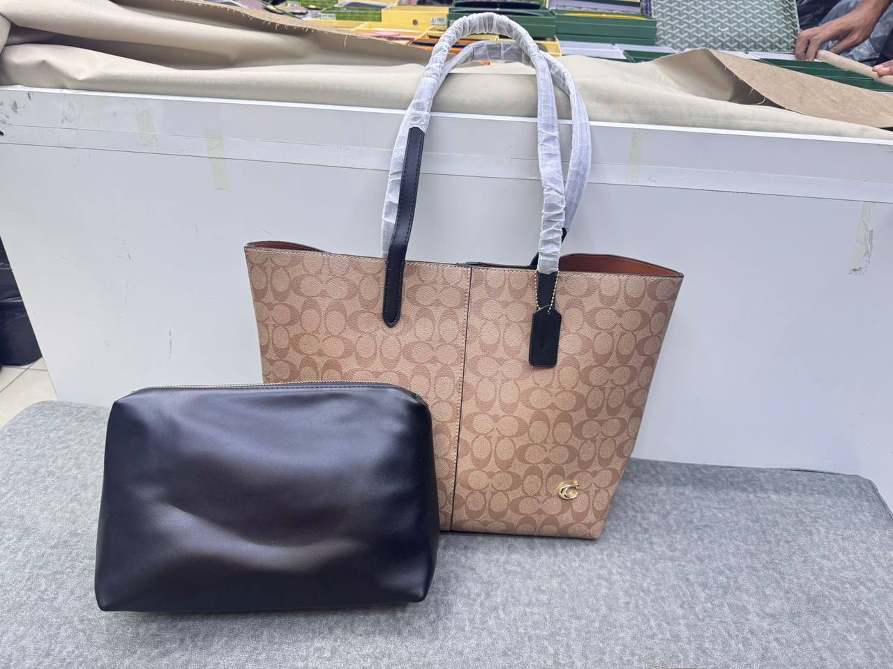 Coach
Good Quality
95 dhs🪙🖤
Zain250
♥️♥️♥️