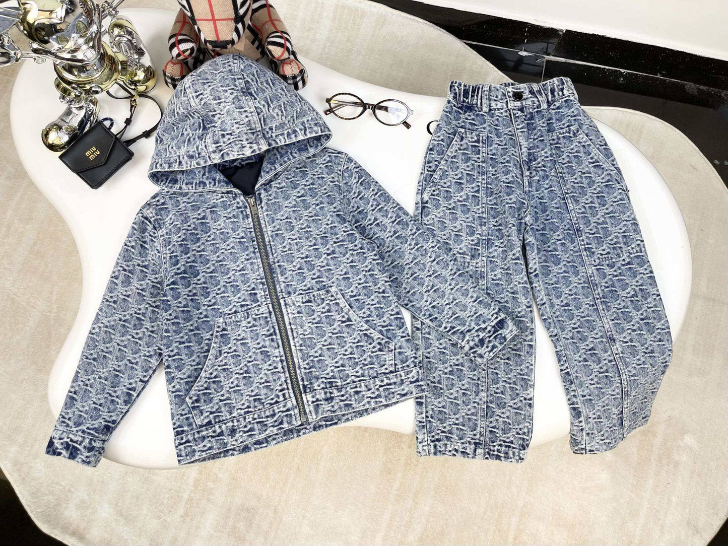 New collection{}
Brand : Dior 🔥
Super master quality 😍
Size:2/ 12years old
380 dhs🪙🌨️
Zain261
♥️♥️♥️