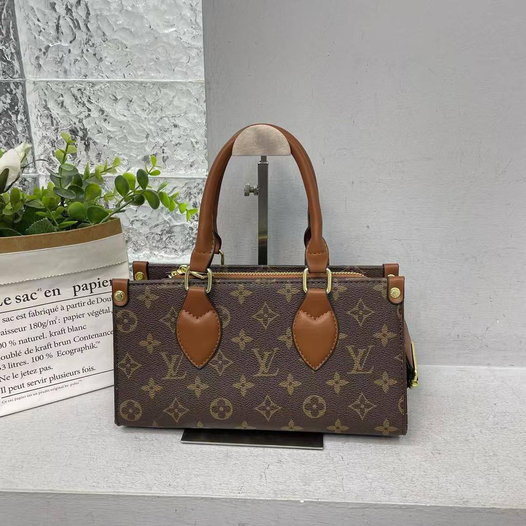 LV
25*14*9cm
75 dhs🪙💕
Zain17
♥️♥️♥️