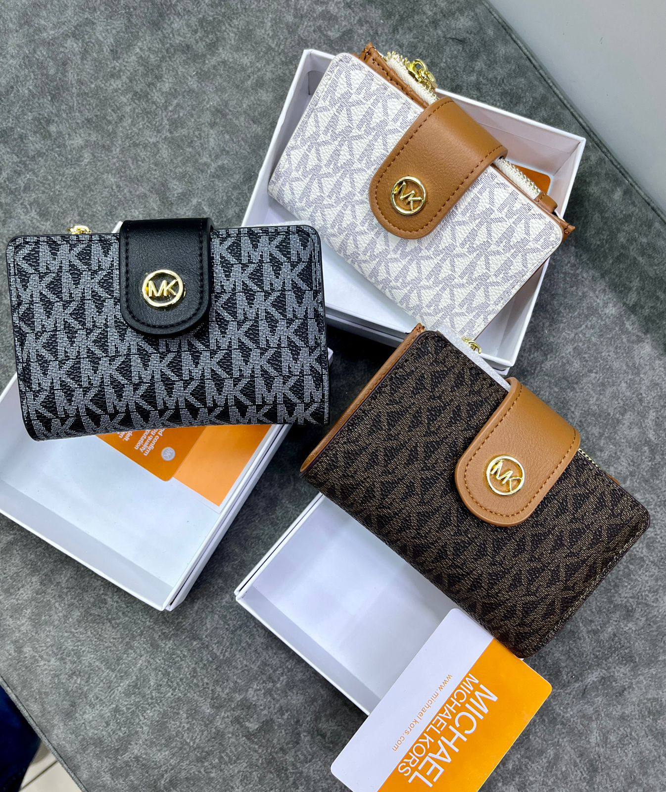 Mk wallet
With box
🎁🎁🎁
45 dhs💓
Zain250
♥️♥️♥️