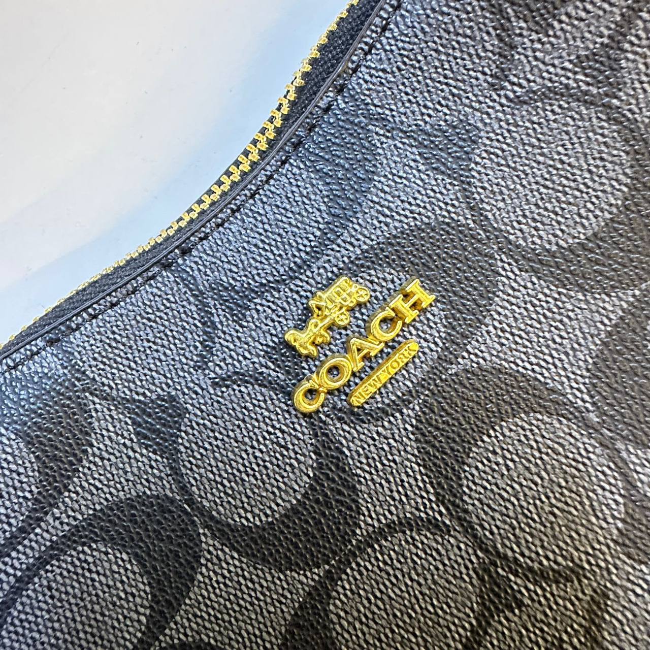 COACH
GOOD QUALITY
WITH BOX
100 dhs💓
Zain39
♥️♥️♥️
