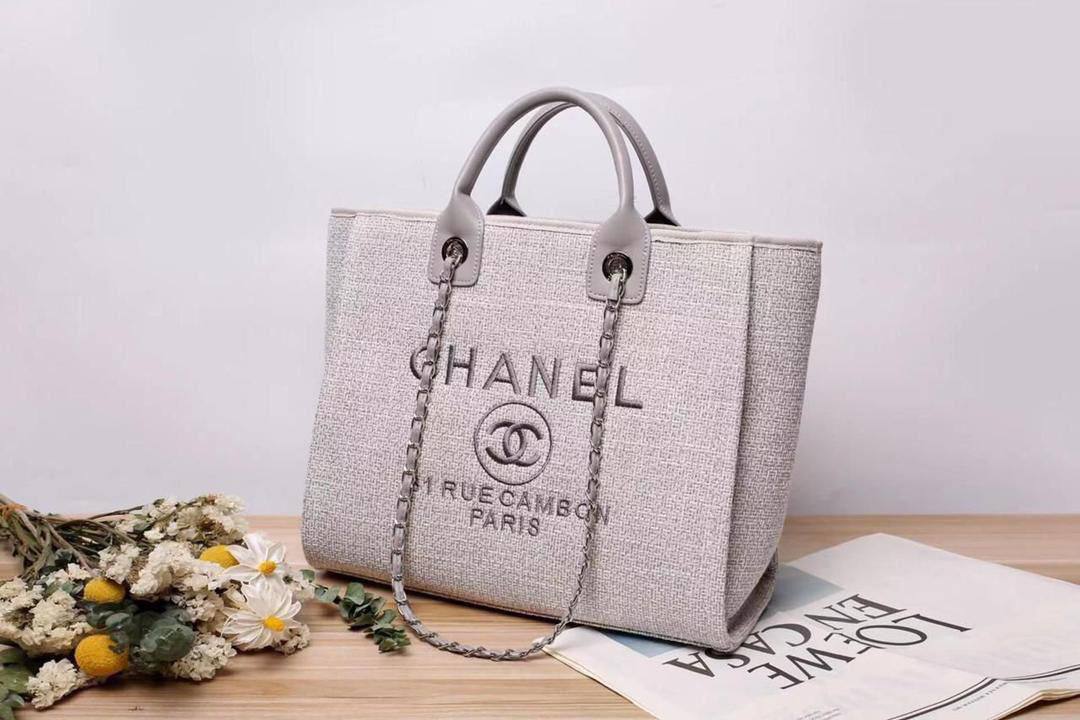 New Chanel,
good quality,
size 45 *30 cm
95 dhs🪙🌨️
Zain12
♥️♥️♥️