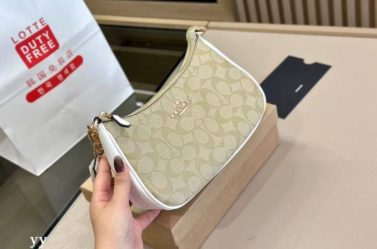 Coach
good quality, comes
with box,
🎁🎁🎁
size... 24* 14 cm
95 dhs❣️
Zain12
♥️♥️♥️