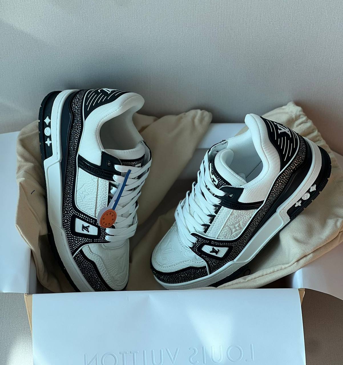 LOUIS VUITTON
SUPER MASTER
40-46
680 dhs🪙🖤
Zain43
♥️♥️♥️