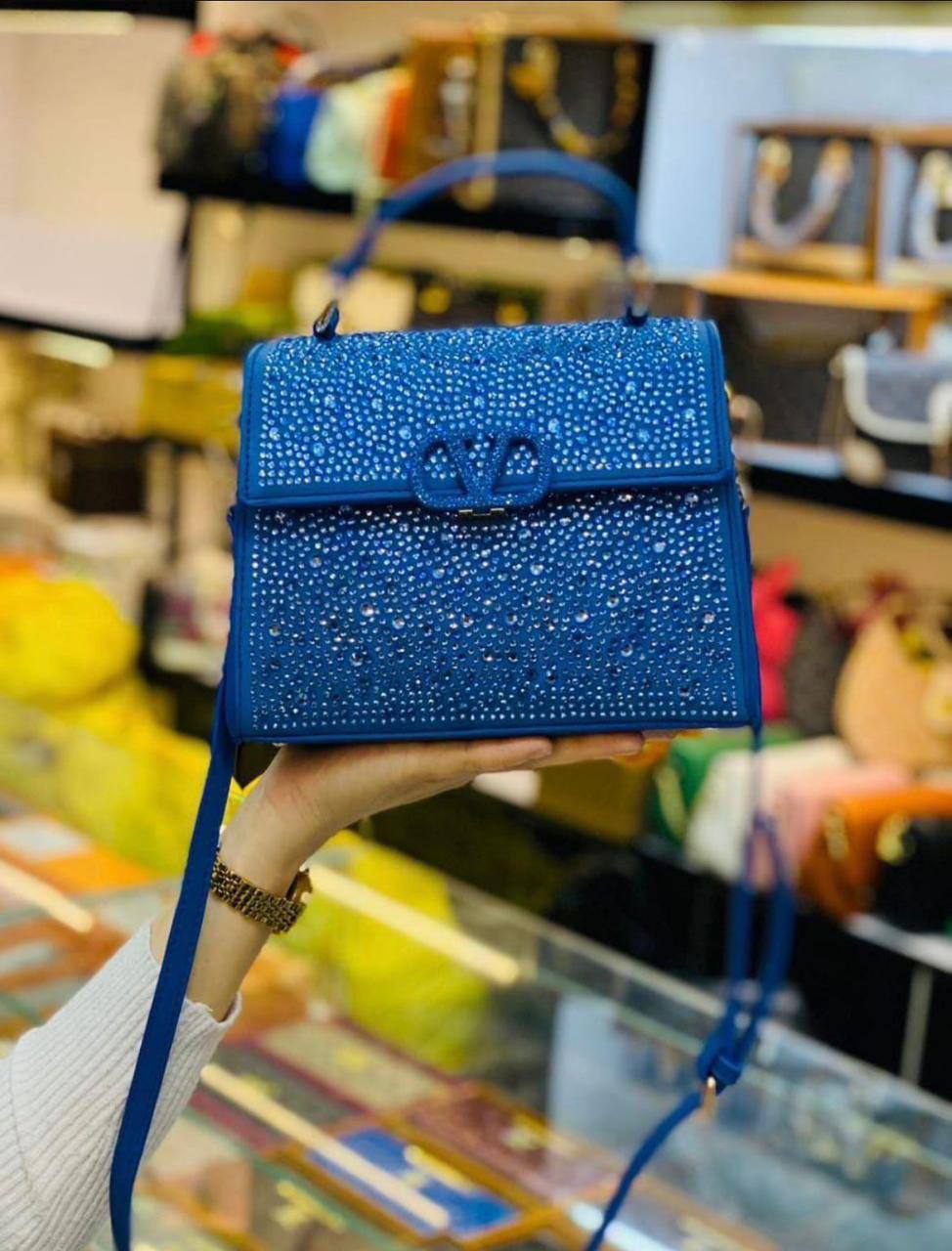 Valentino
Good Quality
With Box
🎁🎁🎁
110 dhs❣️
Zain250
♥️♥️♥️