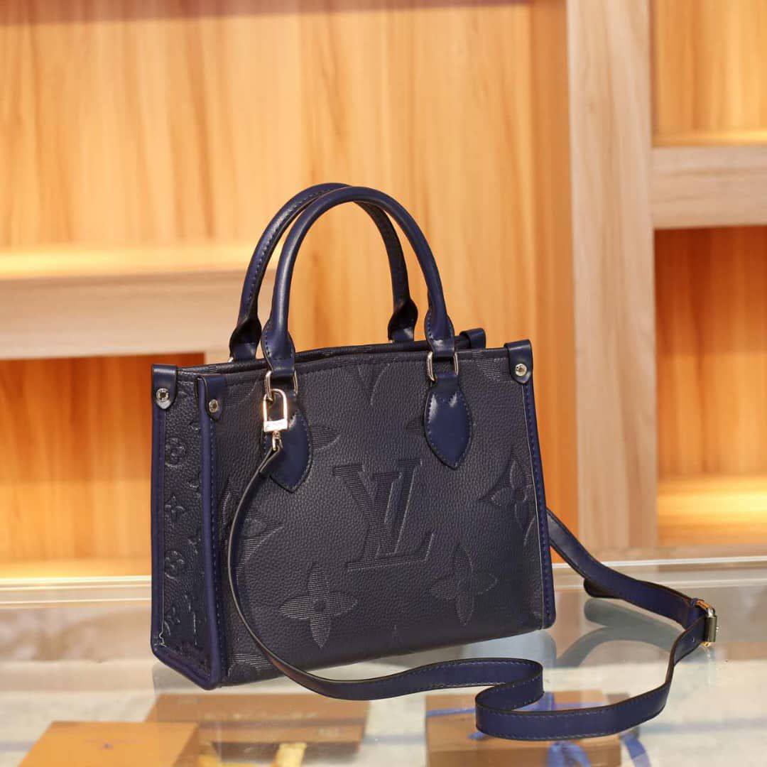 LV
Best quality
with box’s🎁
90 dhs✅
size 26 cm
Zain290
♥️♥️♥️