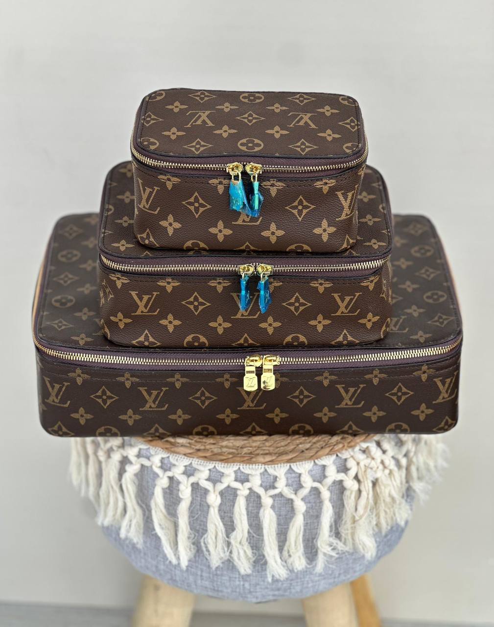 Full Set
Lv make up box
3 size
450 dhs✅
Zain189
♥️♥️♥️