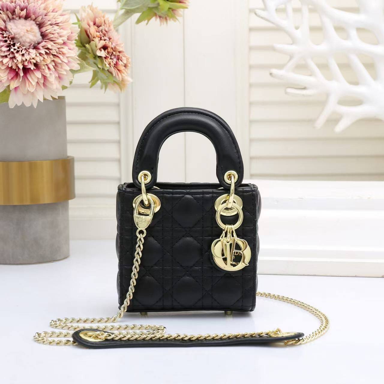DIOR MINI SIZE
GOOD QUALITY
WITH BOX
🎁🎁🎁
110 dhs✅
Zain39
♥️♥️♥️