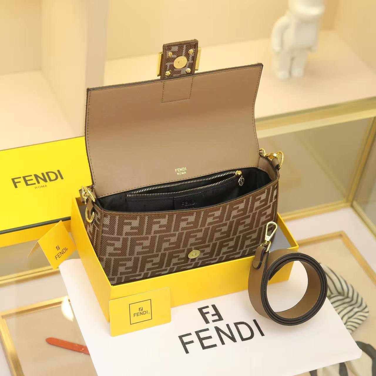 FENDI ʙᴀɢᴜᴇᴛᴛᴇ
FF ᴊᴀᴄǫᴜᴀʀᴅ ᴄᴀɴᴠᴀs
ɢᴏʟᴅ ʜᴀʀᴅᴡᴀʀᴇ
ᴡɪᴛʜ 2 ʙᴇʟᴛ sᴛʀᴀᴘ
sɪᴢᴇ: 26x17x7cm
ᴡɪᴛʜ BOX
🎁🎁🎁
95 dhs👑
Zain31
♥️♥️♥️