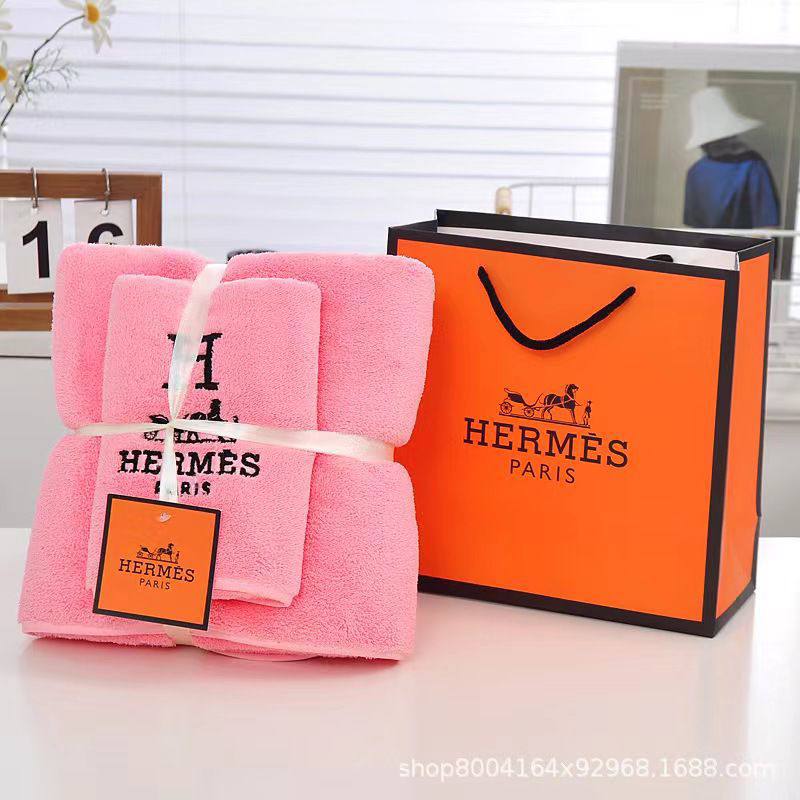 Brand
Towels
Good quality
2 set
With paper 💼
45 dhs✅
Zain99
♥️♥️♥️