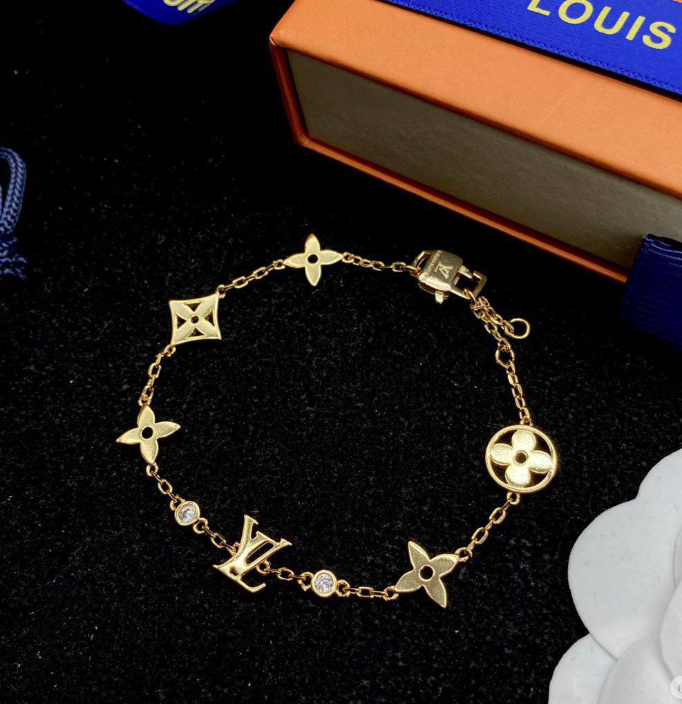 LV
Bracelet 🦋
Master quality 💯
With normal boxes 📦
50 dhs❣️
With master box 🗃️
65 dhs❣️
Zain216
♥️♥️♥️