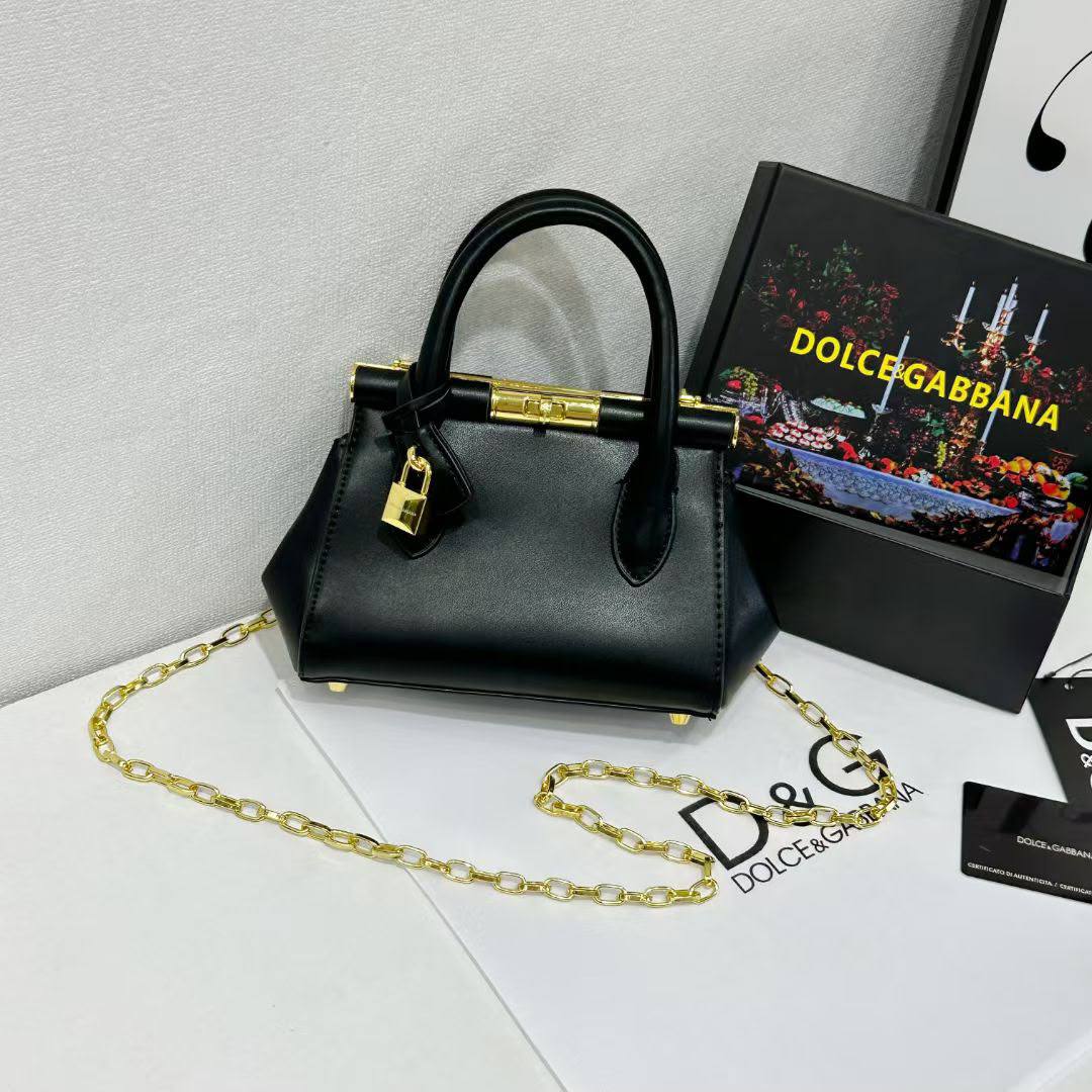 D&G
good quality
120 dhs🇦🇪🇦🇪
with box
Zain143
♥️♥️♥️