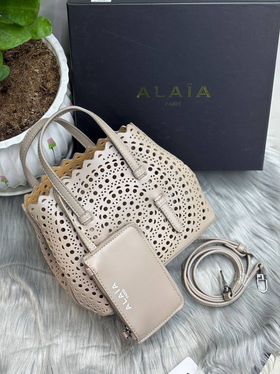 ALAIA
SIZE ………20CM 🥰
90 dhs🪙🌨️
with Box
🎁🎁🎁
Zain244
♥️♥️♥️