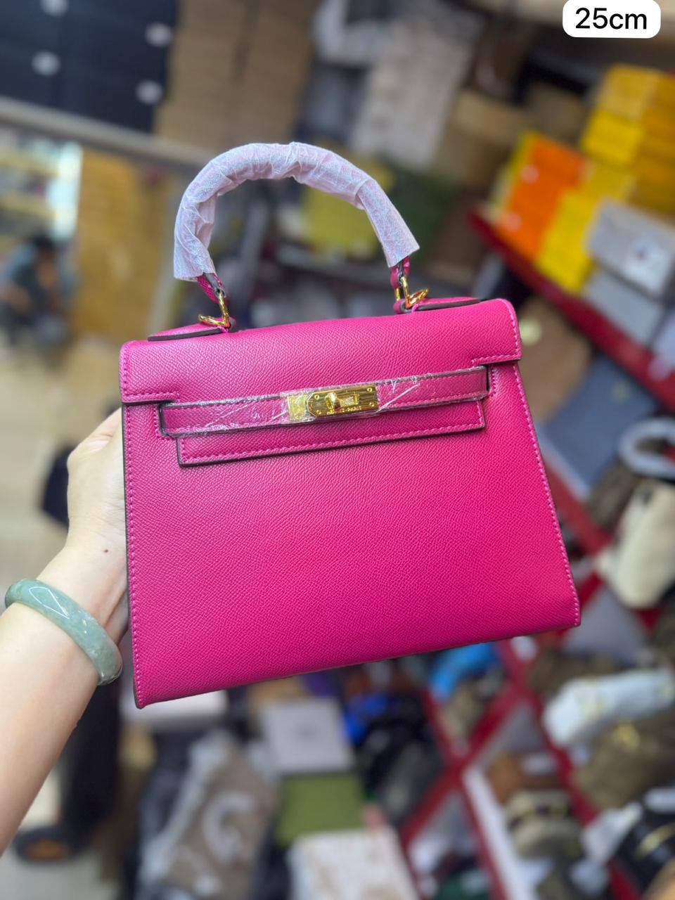 Hermes Kelly
First quality + box
Size : 25 * 20 cm
with box 🎁
95 dhs🇦🇪🇦🇪
Zain115
♥️♥️♥️