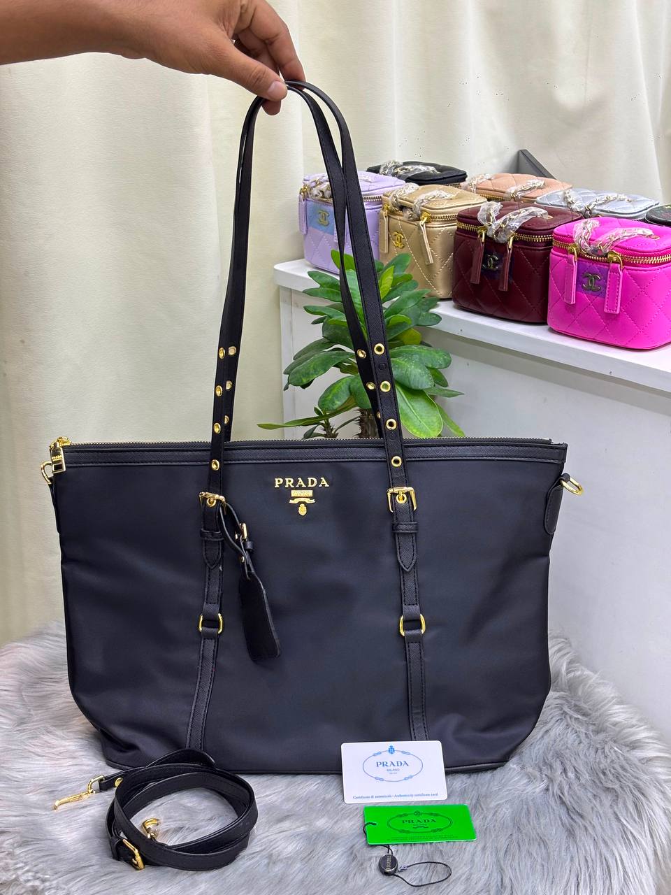 PRADA
SIZE ………36CM
110 dhs🇦🇪🇦🇪
Zain244
♥️♥️♥️