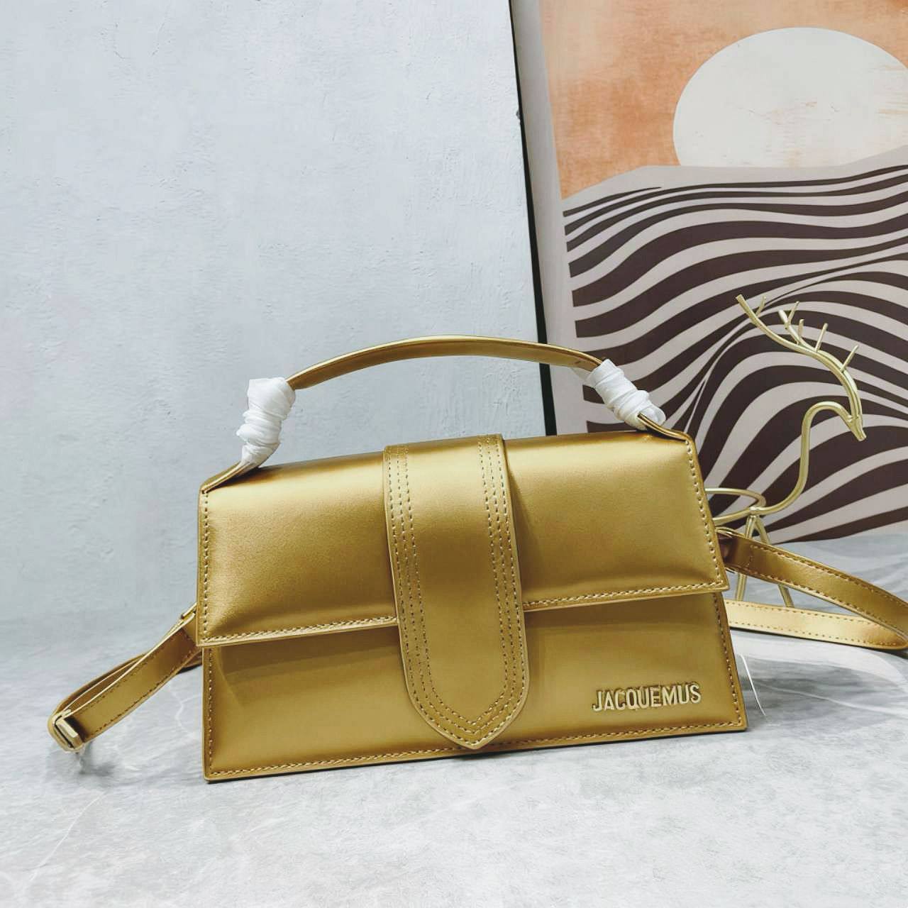 JACQUEMUS 
BIG SIZE NEW CAME GOOD QUALITY 
WITH BOX 
🎁🎁🎁
110 dhs🪙
SIZE: 24CM
Zain39
♥️♥️♥️