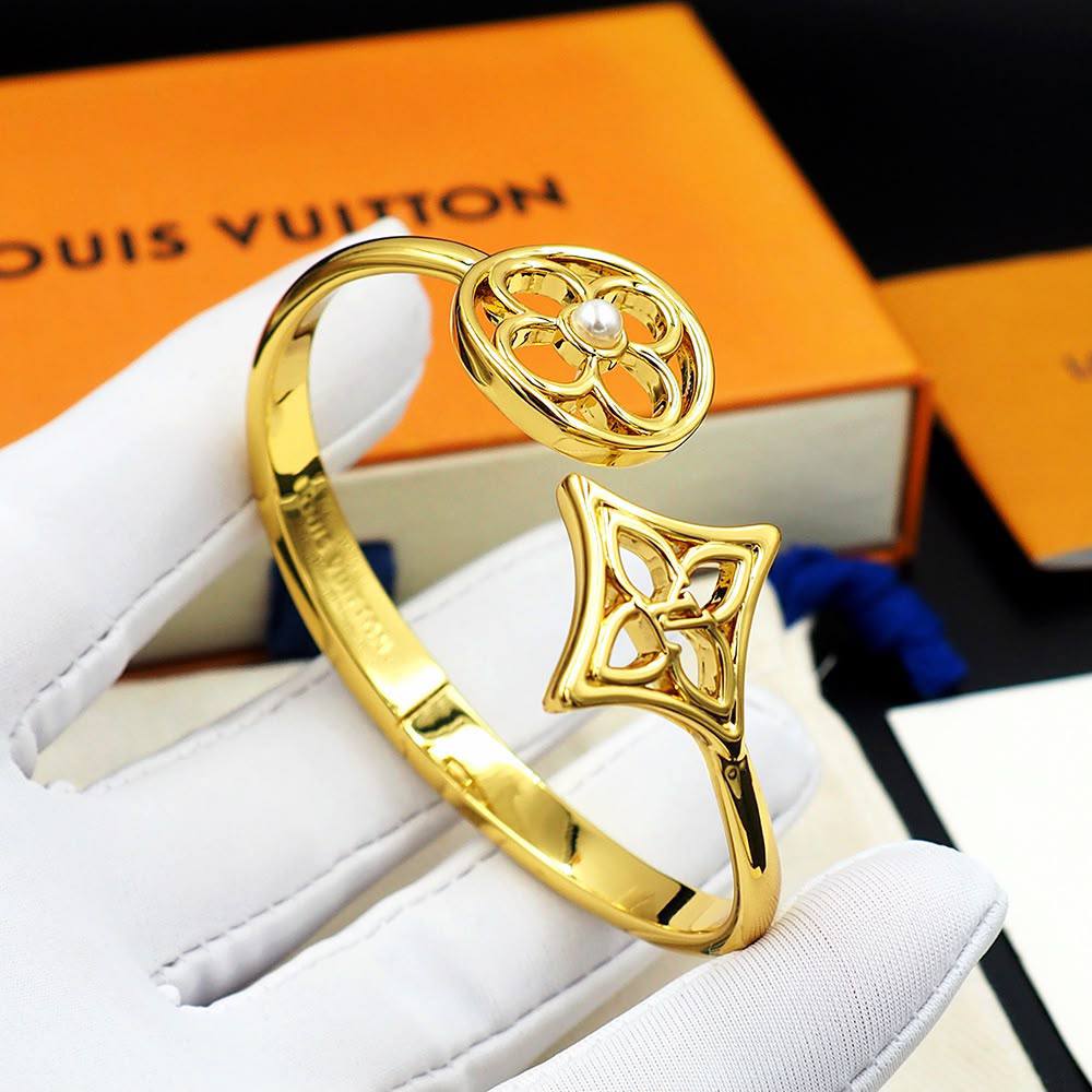 LV Bangle
Master quality
*70* AED normal box 📦
*90* AED master box 🗃️
Zain48
♥️♥️♥️