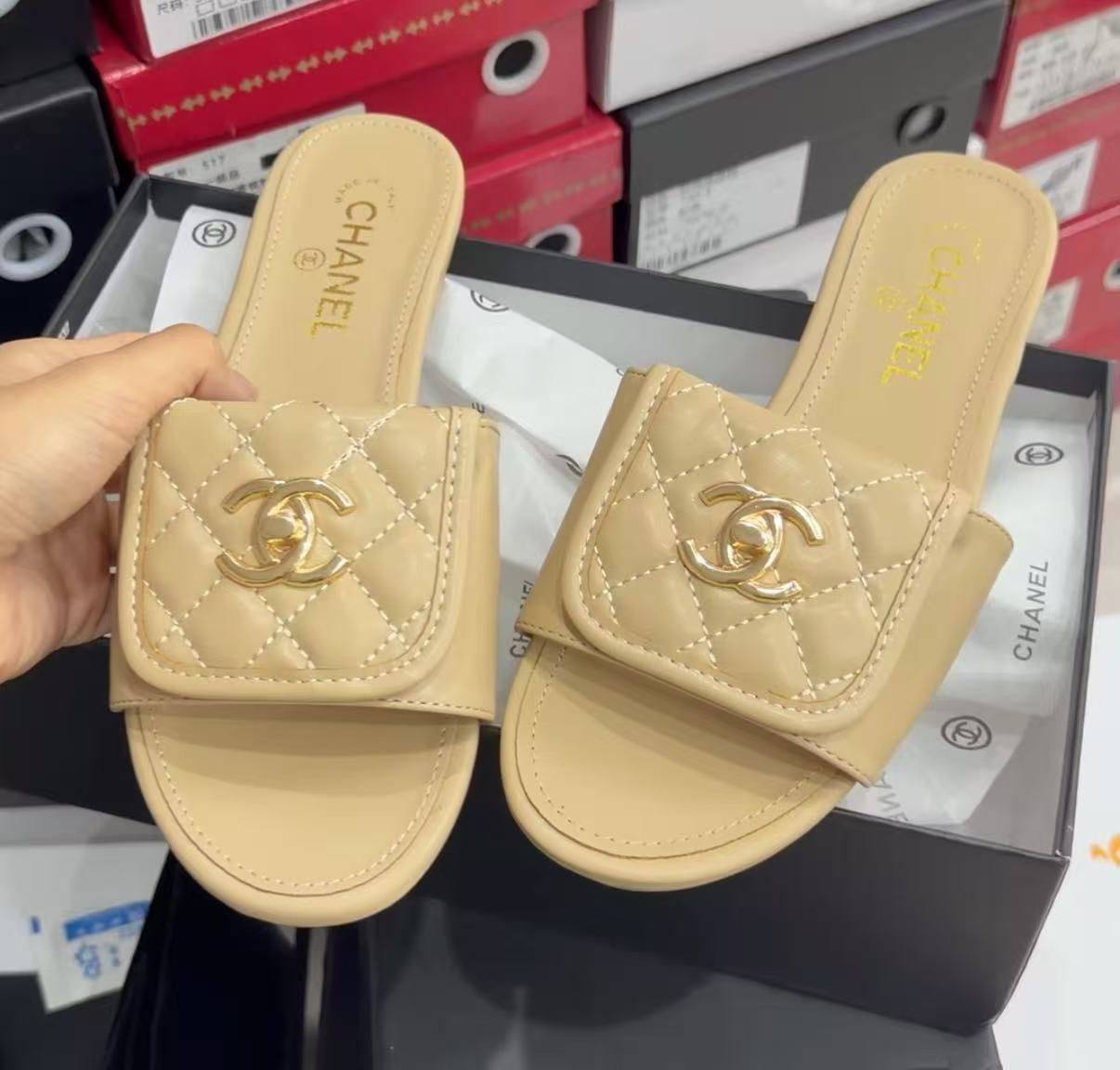 NEW CAME
CHANEL SLIPPER
GOOD QUALITY
100 dhs✅
Size 36 TO 41
Zain40
♥️♥️♥️
