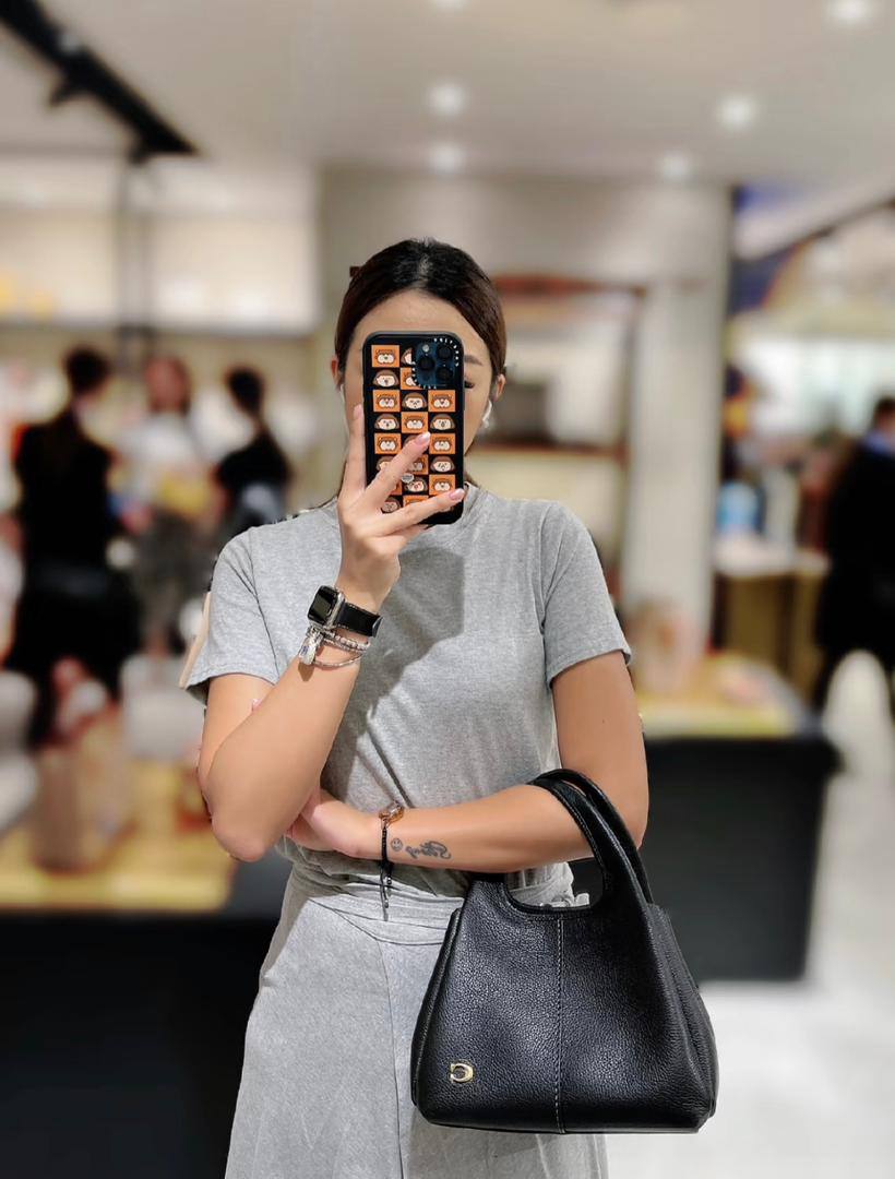 Coach
100 dhs👑
SIZE:22cm
Good quality
with box🎁🎁🎁
Zain35
♥️♥️♥️