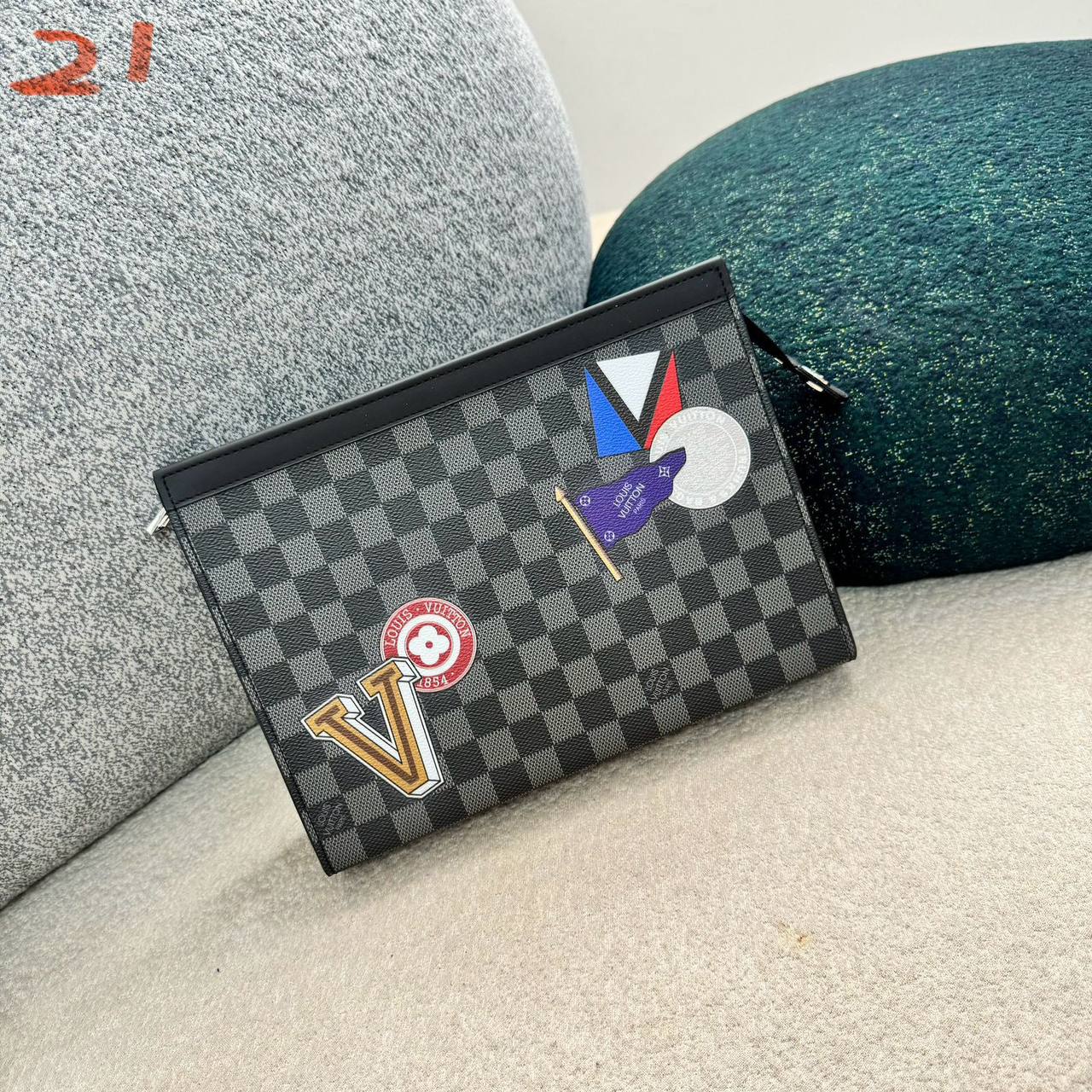 Pouch Bags
with box🎁🎁🎁
65 dhs🌺
Good Quality
Zain137
♥️♥️♥️