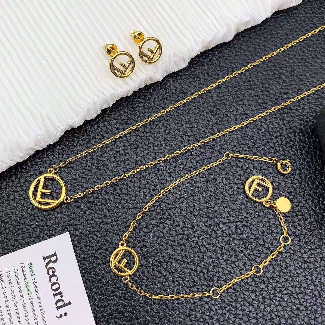 FENDI MASTER
SET ✨💫
WITH BOX AND PAPER BAG🛍️🎁
90 DHS✅
Zain89
♥️♥️♥️