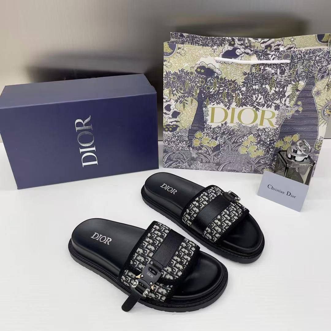 Dior Slipper
36-41
110 dhs🌺
Zain40
♥️♥️♥️