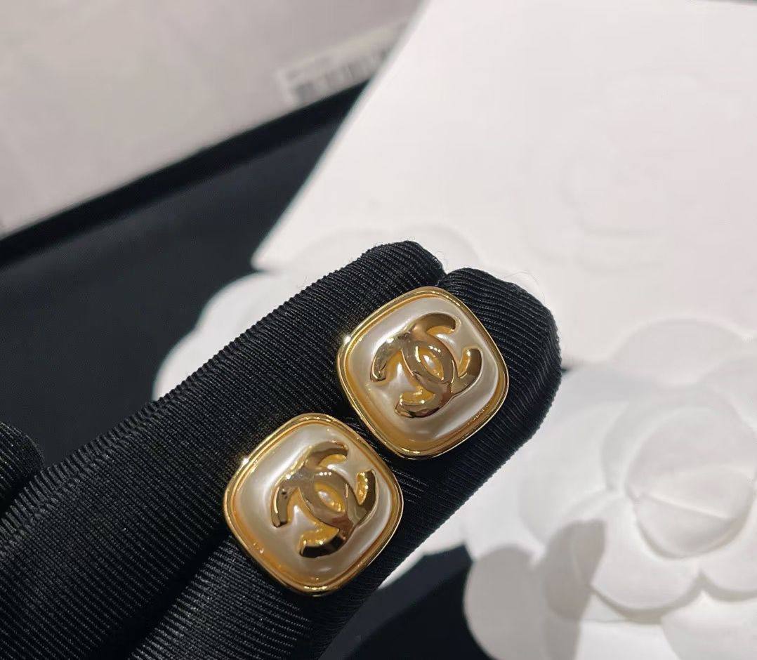 CHANEL❤️🔥*
Earring 🐦🔥
Master quality 💯
With normal boxes 🗃️
55 dhs💓
With master box 📦
65 dhs💓
Zain216
♥️♥️♥️