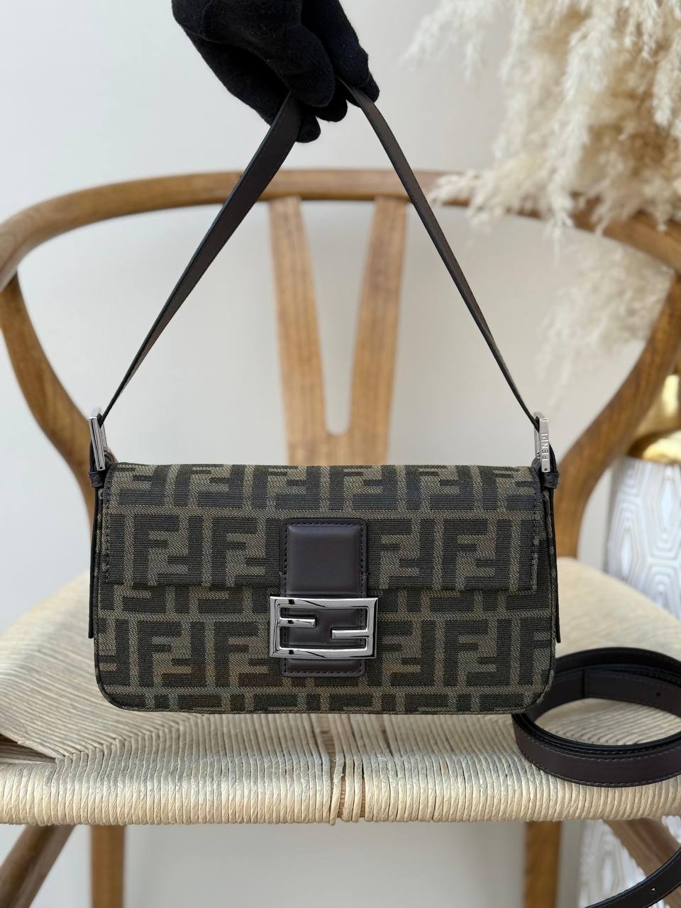 FENDI
26cm
350 dhs🇦🇪
Top quality
With box🎁
Zain167
♥️♥️♥️