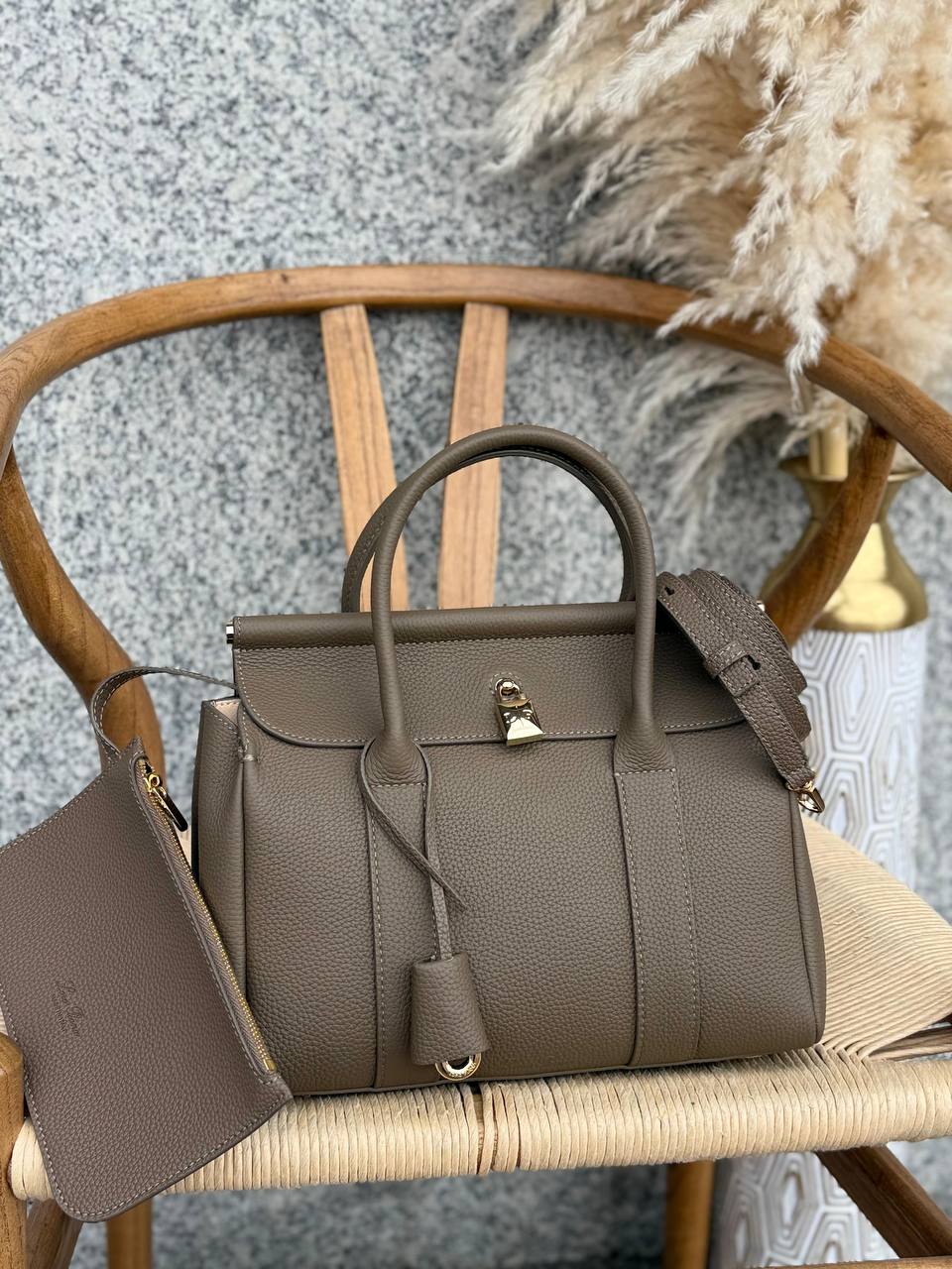 LORO PIANA
26cm
380 dhs✅
Top quality
Zain167
♥️♥️♥️