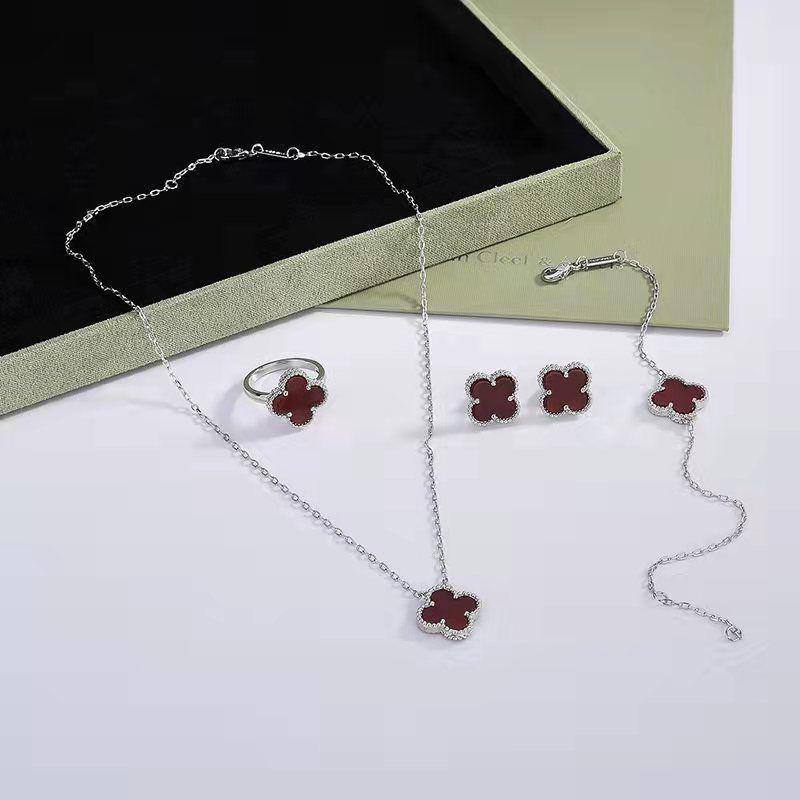 VANCLEAF SET
MASTER
NECKLACE BRACELET EARRINGS RING
150 DHS✅
WITH GOOD BOX AND PAPER BAG 🛍️🎁
Zain89
♥️♥️♥️