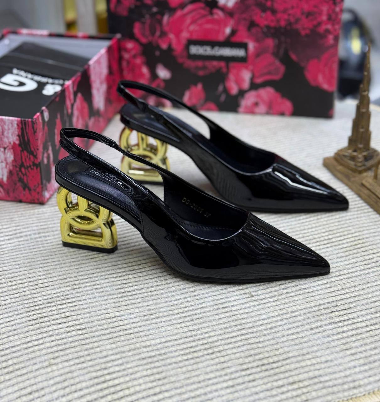 D&G
Size . 36. to 41
120 dhs✅
Zain183
♥️♥️♥️