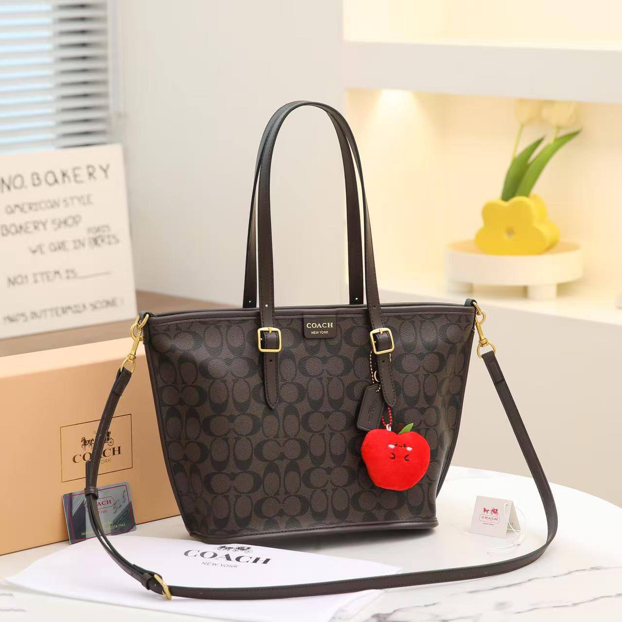 Coach bag
Size:28cm
With Box 📦
🎁🎁🎁
90 dhs🌺
Zain56
♥️♥️♥️