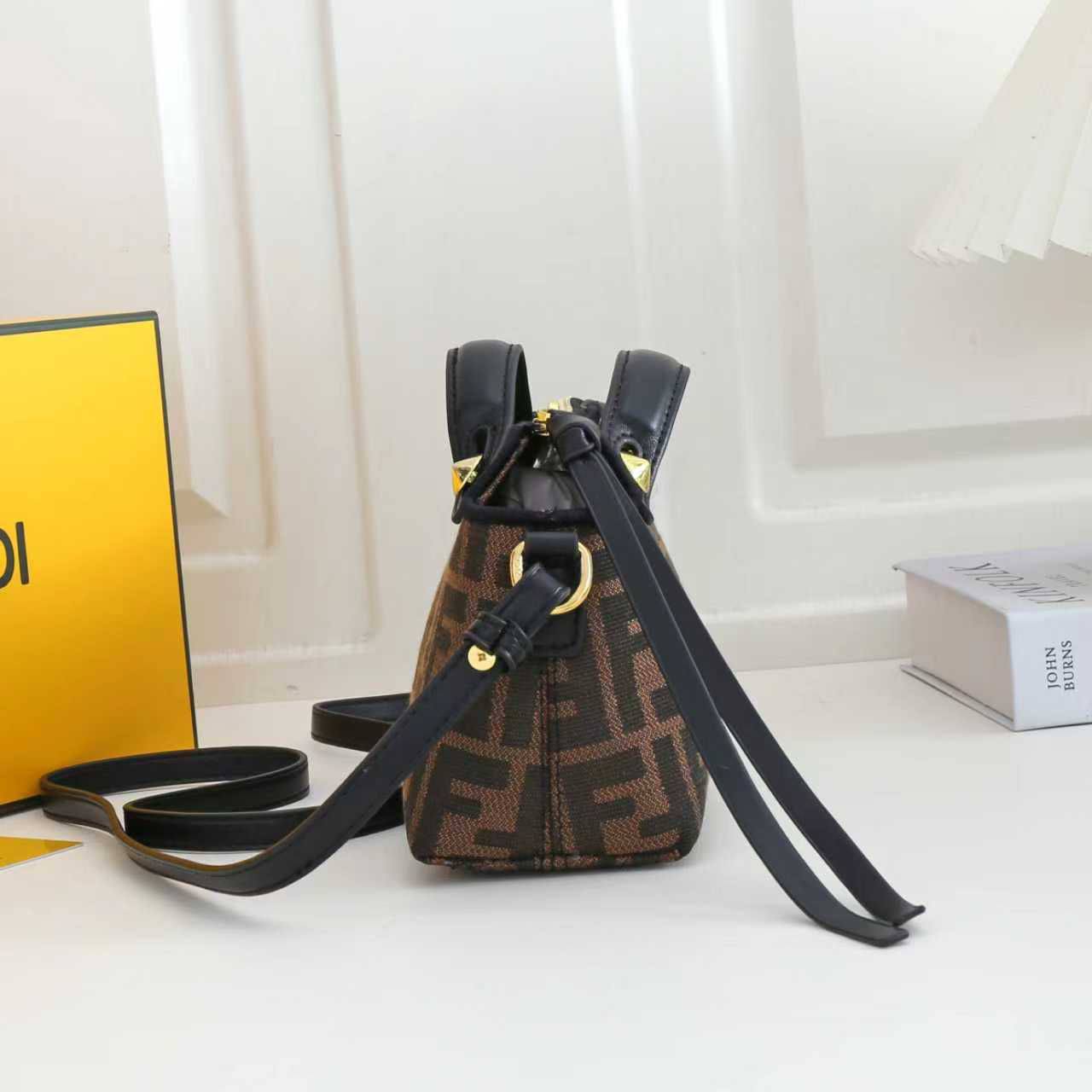 Fendi
100 dhs💓
SIZE:22cm
Good-quality
with box
🎁🎁🎁
Zain35
♥️♥️♥️