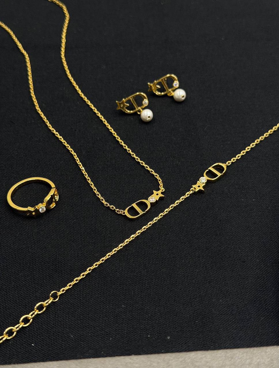 DIOR
* Full Set
* Necklace , earrings , Bracelet & Ring
* Gold with Start Stone ⬆️
↗️ *Super Master Quality ®️*
Full Set (Necklace, earrings, Bracelet & Ring)
*300 dhs🪙🌨️* with *Normal* Box & Bag
*330 dhs🪙🌨️* with *Orignal* Packaging
Zain209
♥️♥️