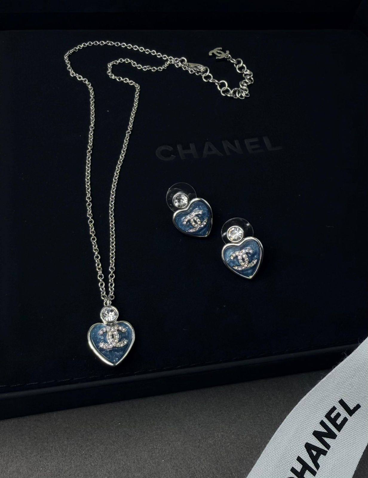 CHANEL 🤍
↗️ *Super Master Quality ®️*
* *New Collection*
* EARINGS & NECKLACE
*170 dhs❣️* with *Normal* Box & Bag
*220 dhs❣️* with *Original* Packaging
Zain209
♥️♥️♥️