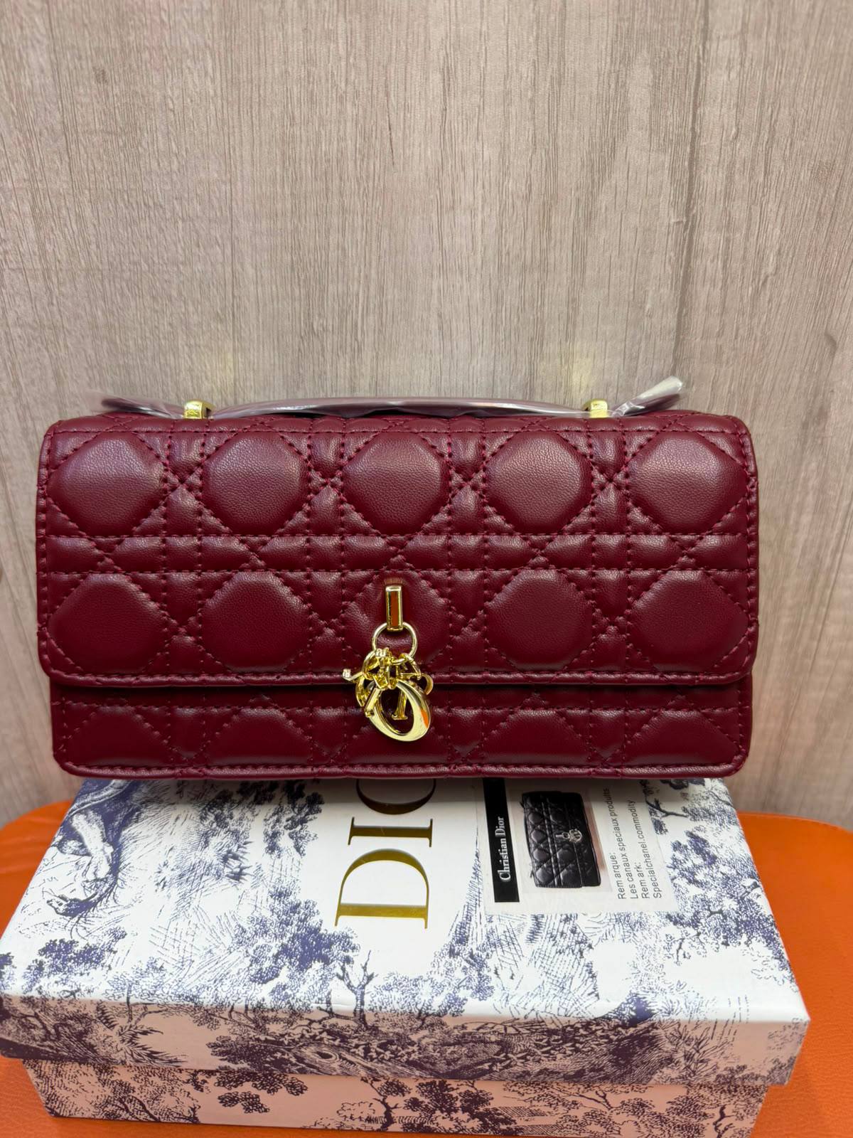 DIOR
Size 20cm
Withbox
110 dhs✅
Zain04
♥️♥️♥️
