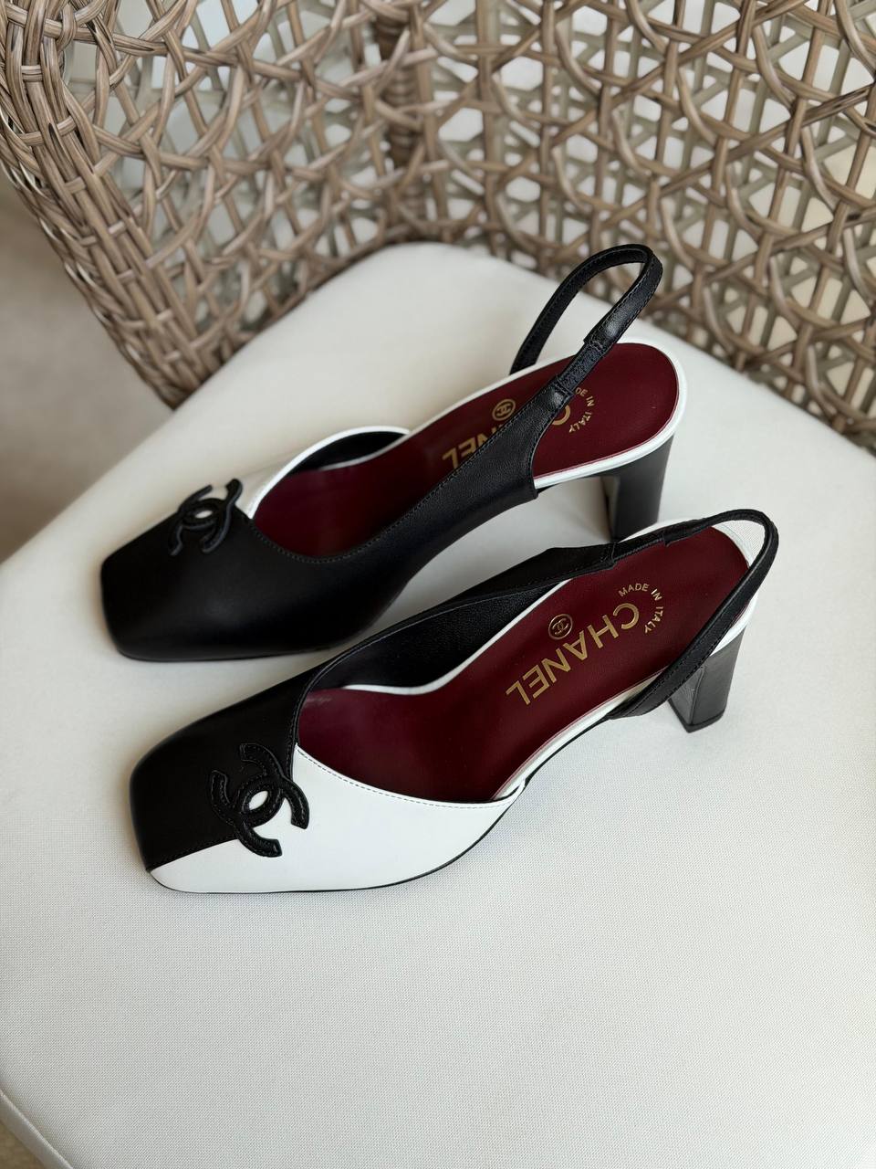 CHANEL
Size: 36 to 41
Super master quality
450 dhs✅
Zain198
♥️♥️♥️