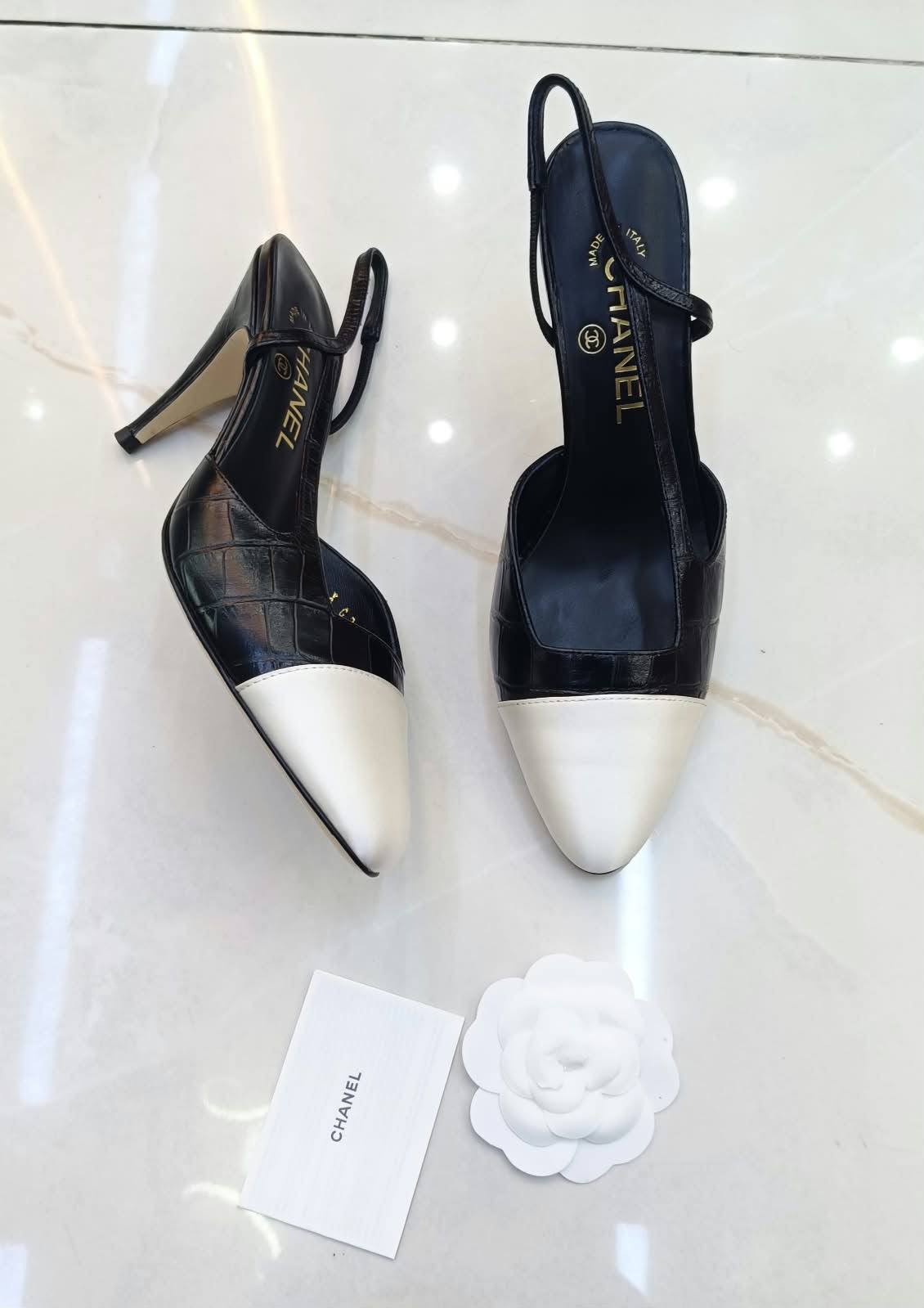 Chanel
*High quality*❤️
*size: 36 to 42*❤️
410 dhs✅✅
Zain119
♥️♥️♥️