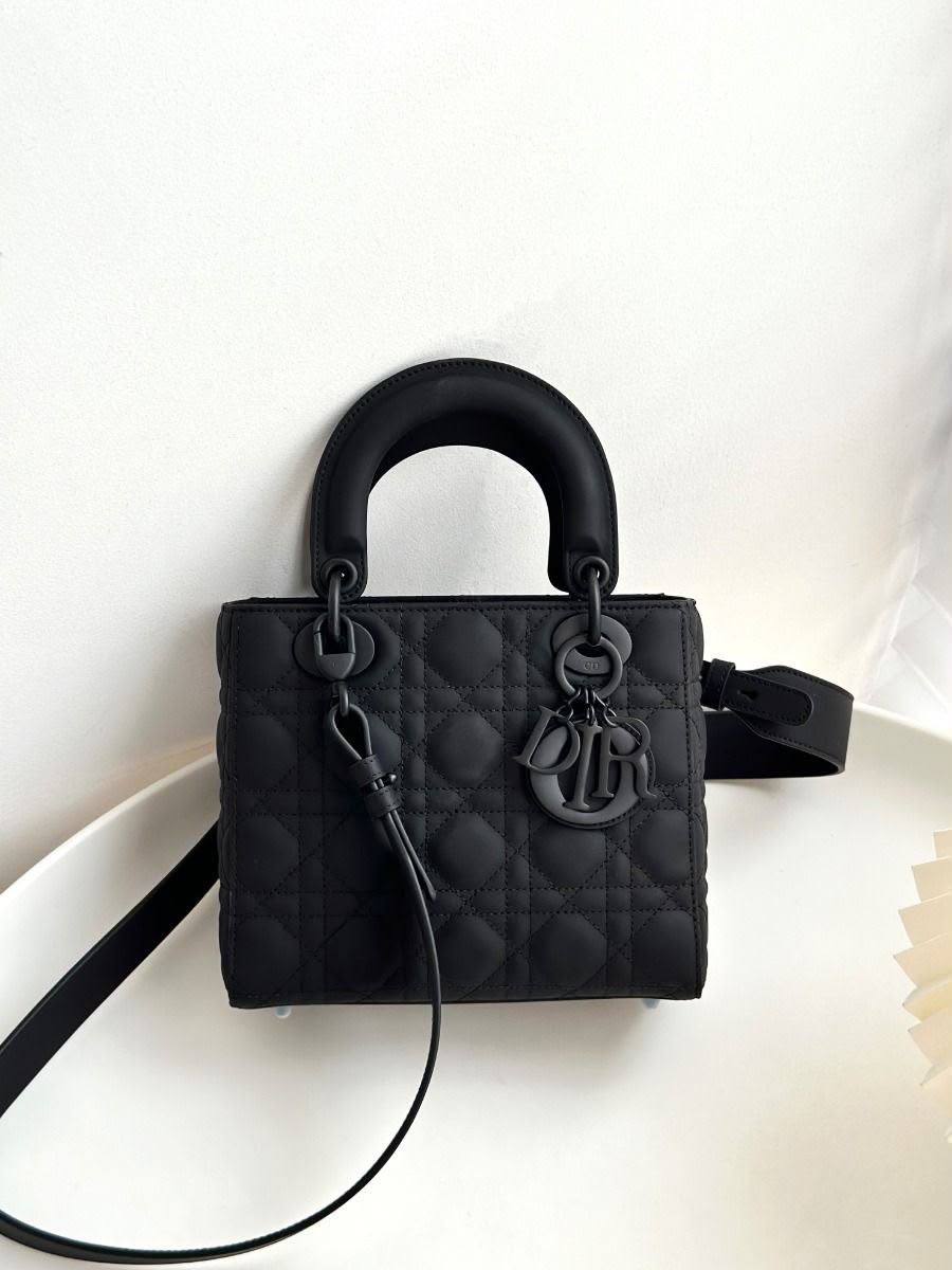 Dior
100 dhs🇦🇪🇦🇪
With box
20 cm
Zain219
♥️♥️♥️